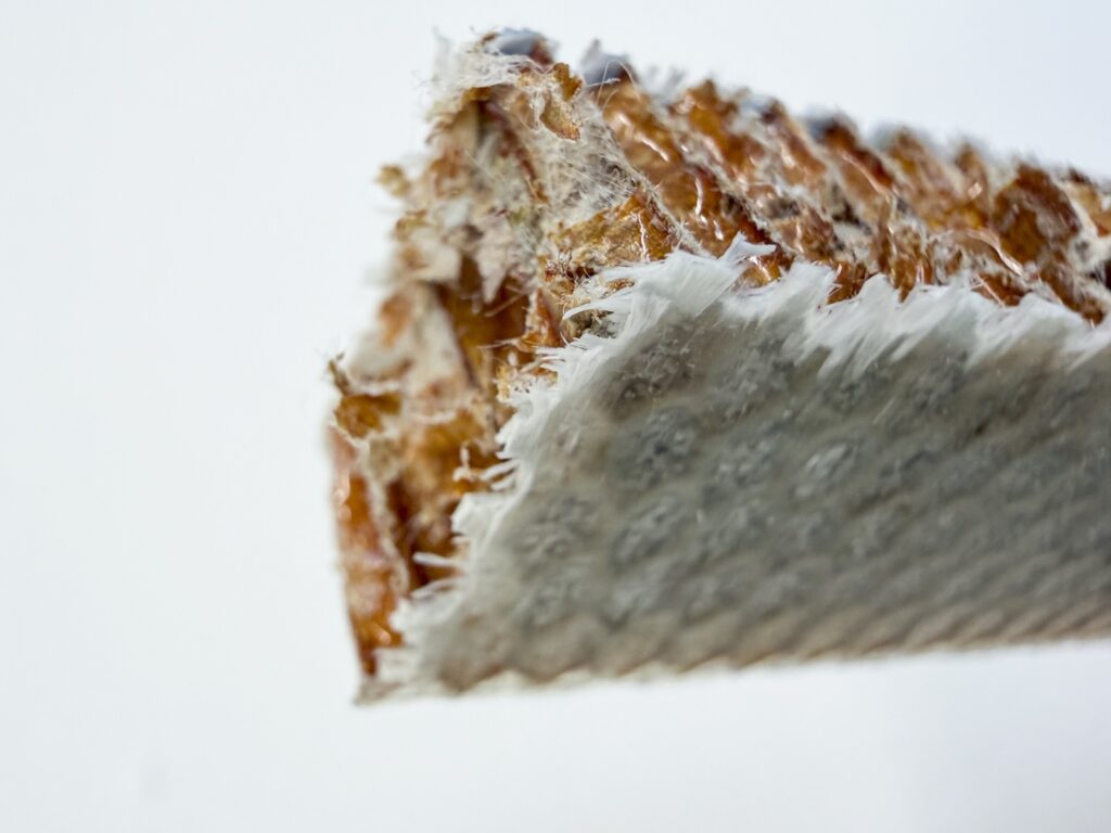 Designed for recycling: A suitable solvent and heat allow the sandwich composite to be separated into its individual components.
